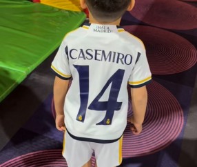 深爱！卡塞米罗社媒晒儿子身穿印有自己名字的皇马14号球衣照