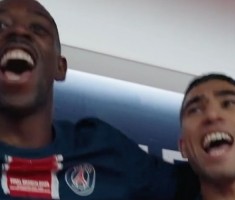 今个真高兴！纳赛尔在更衣室内与球员们一起唱歌庆祝夺冠